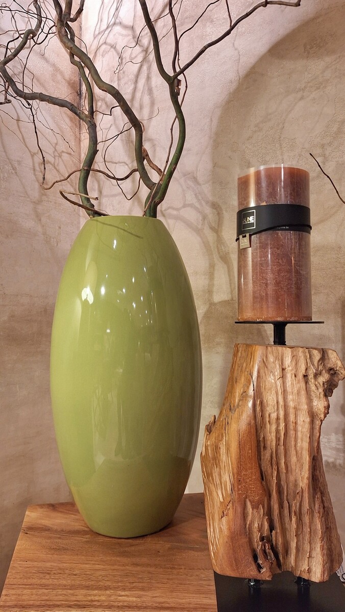 Zielony duży ceramiczny wazon.